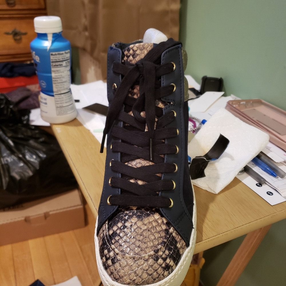 Decorative ankle sneakers